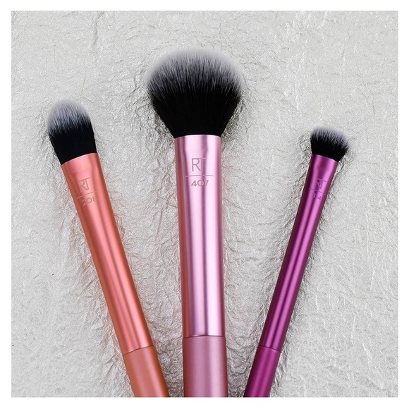 New Real Techniques Essentials Set 2.0 for foundation, shadow and blush - Picture 3 of 9